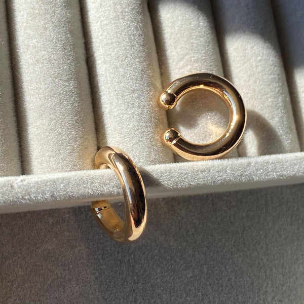 チューブのクリスタルピアス